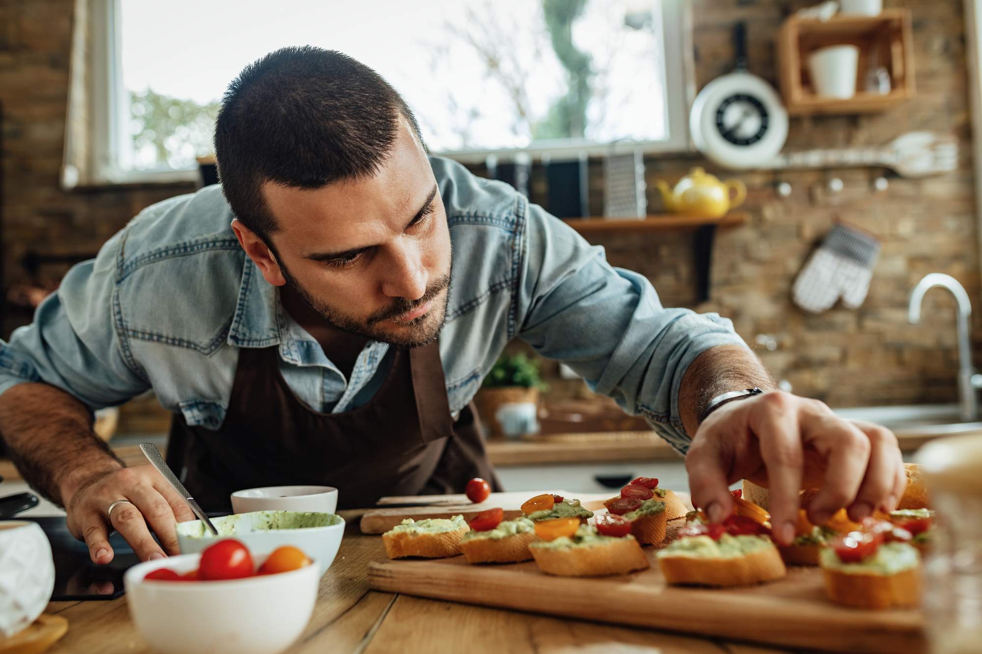Man preparing French toasts